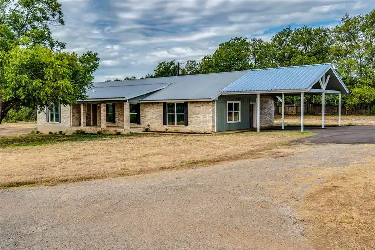 1102 N Austin Avenue, Georgetown, TX 78626
