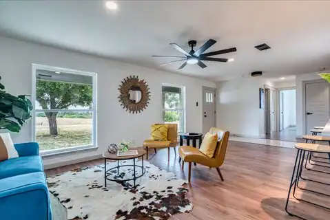 1102 N Austin Avenue, Georgetown, TX 78626 — photo 9