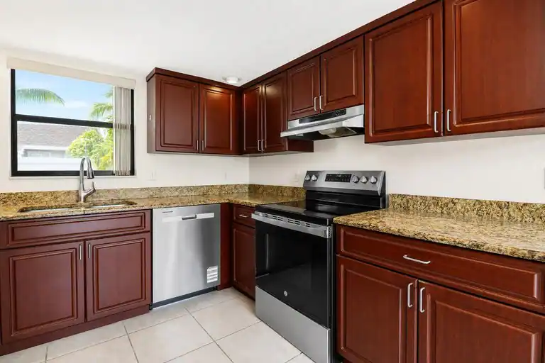 202 LAKEWOOD Drive #11B, Jupiter, FL 33458