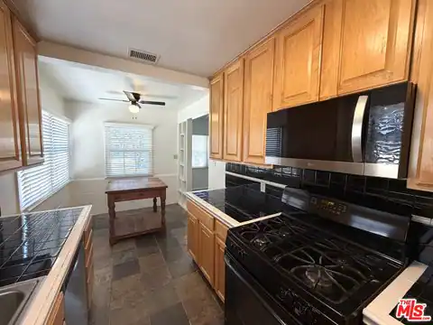 10739 Aqua Vista St, North Hollywood, CA 91602 — photo 10