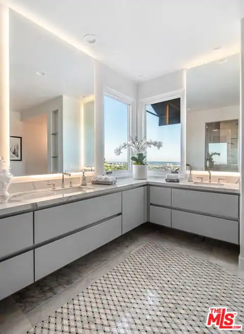 930 N Tigertail Rd, Los Angeles, CA 90049 — photo 12