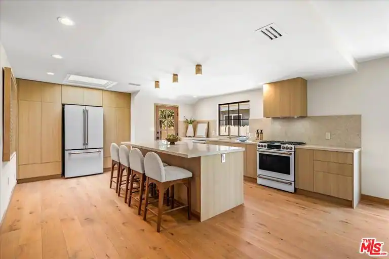 14537 Hesby St, Sherman Oaks, CA 91403