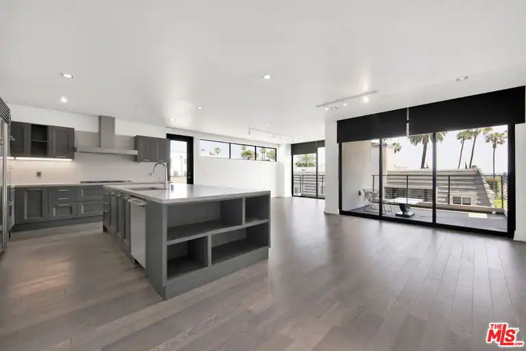 432 N Oakhurst Dr #402, Beverly Hills, CA 90210