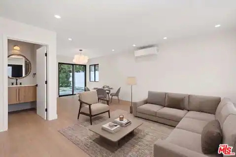 5841 Whitworth Dr, Los Angeles, CA 90019 — photo 6
