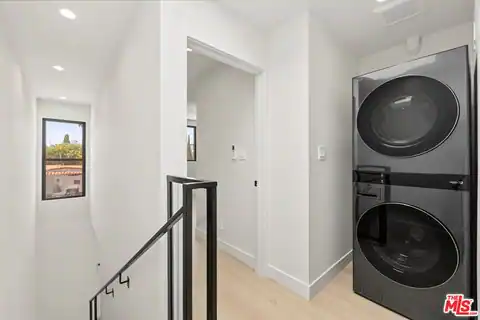 5843 Whitworth Dr, Los Angeles, CA 90019 — photo 10