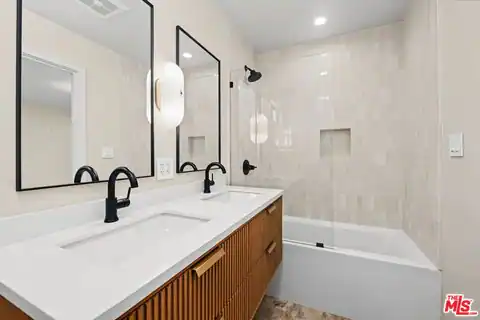 5843 Whitworth Dr, Los Angeles, CA 90019 — photo 13