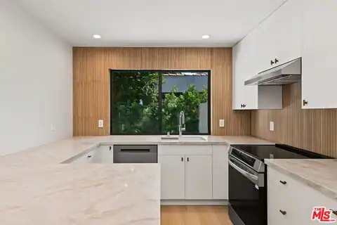 5843 Whitworth Dr, Los Angeles, CA 90019 — photo 8