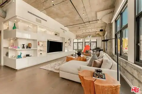 330 W 11th St #401 & 402, Los Angeles, CA 90015 — photo 2