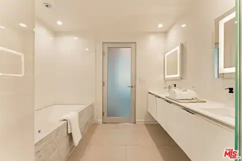 330 W 11th St #401 & 402, Los Angeles, CA 90015 — photo 30