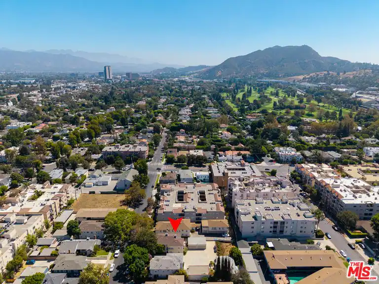 10634 Whipple St, Toluca Lake, CA 91602