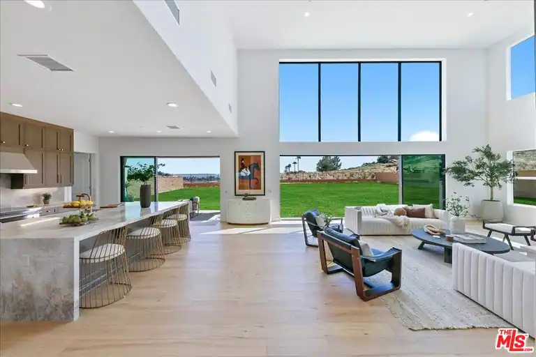 22810 Seaqua Cir, Chatsworth, CA 91311
