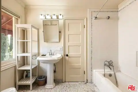 7887 Hillside Ave, Los Angeles, CA 90046 — photo 17