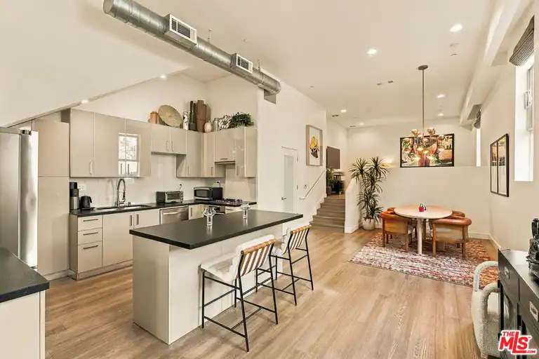 8703 W West Knoll Dr #104, West Hollywood, CA 90069