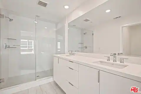 5262 N Rainier Way, Valley Village, CA 91607 — photo 12