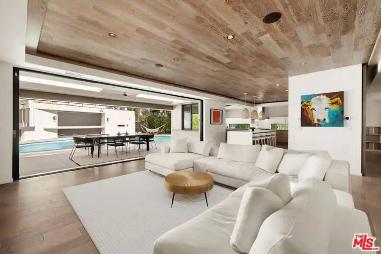 16957 Mooncrest Dr, Encino, CA 91436