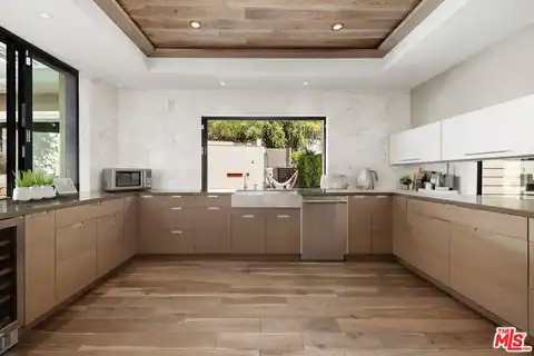 16957 Mooncrest Dr, Encino, CA 91436 — photo 10
