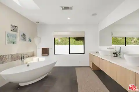 16957 Mooncrest Dr, Encino, CA 91436 — photo 14