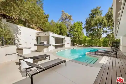 16957 Mooncrest Dr, Encino, CA 91436 — photo 23