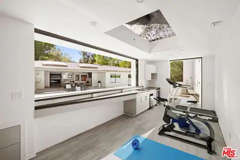 16957 Mooncrest Dr, Encino, CA 91436 — photo 29