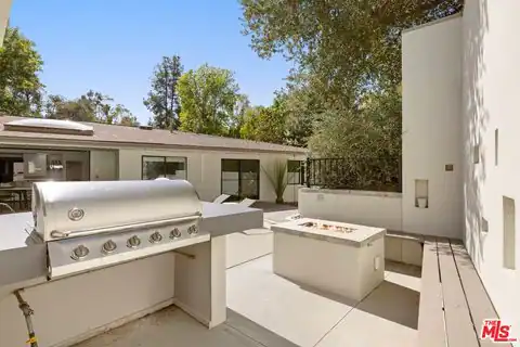 16957 Mooncrest Dr, Encino, CA 91436 — photo 30