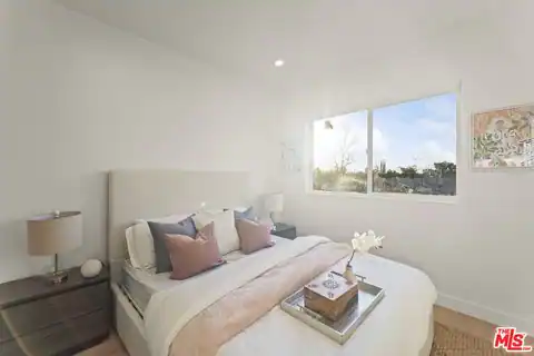 19025 Bassett St, Los Angeles, CA 91335 — photo 15
