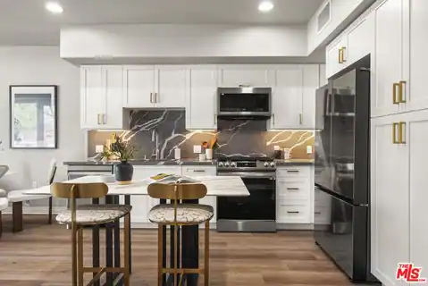 7428 Santa Monica Blvd #202, West Hollywood, CA 90046 — photo 5