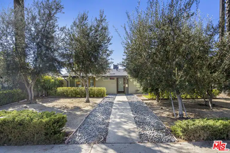 19820 Victory Blvd, Woodland Hills, CA 91367