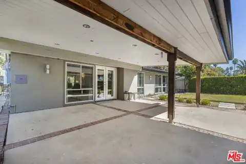 19820 Victory Blvd, Woodland Hills, CA 91367 — photo 10