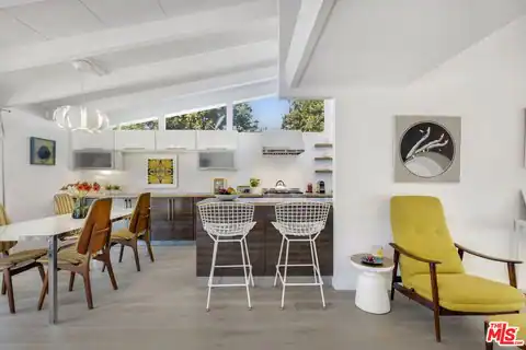 19820 Victory Blvd, Woodland Hills, CA 91367 — photo 4