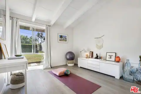 19820 Victory Blvd, Woodland Hills, CA 91367 — photo 8