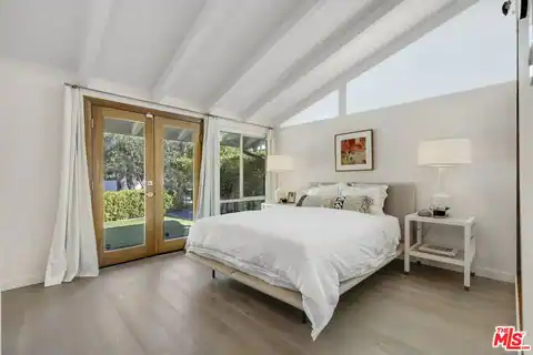 19820 Victory Blvd, Woodland Hills, CA 91367 — photo 9