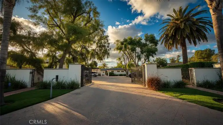 5855 Shirley Avenue, Tarzana, CA 91356