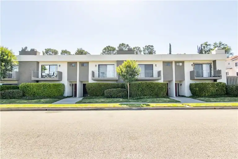 4327 Freedom #5, Calabasas, CA 91302