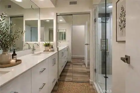 5226 Medina Road, Woodland Hills, CA 91364 — photo 20