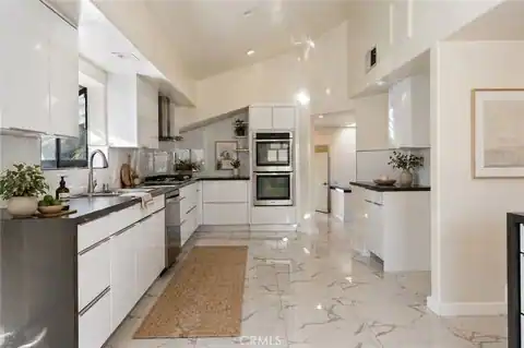 5226 Medina Road, Woodland Hills, CA 91364 — photo 9