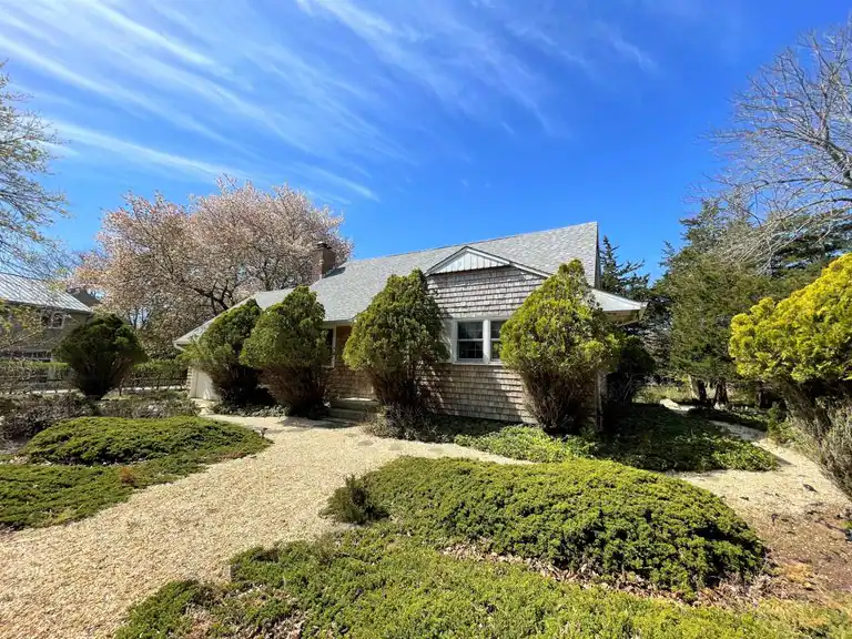 66 Hand Ln, Amagansett, NY 11930