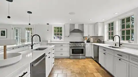 25 HENRY ST, Sag Harbor, NY 11963 — photo 11