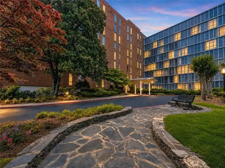 3060 Pharr Court North NW #302, Atlanta, GA 30305