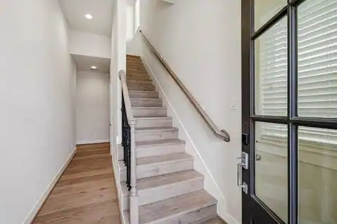 728 Carriage Knolls Drive, Houston, TX 77008 — photo 3