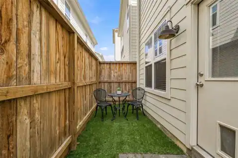 728 Carriage Knolls Drive, Houston, TX 77008 — photo 37