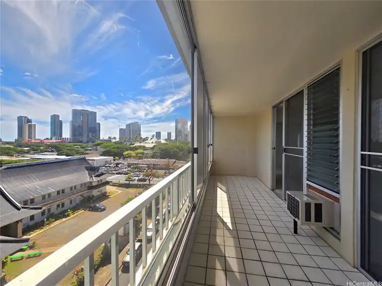 1122 Elm Street #707, Honolulu, HI 96814