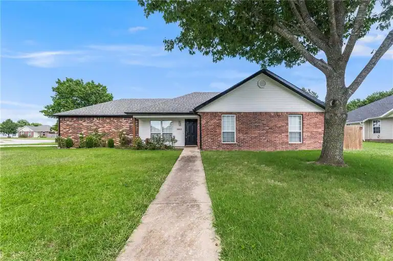 1662 Tally Ho Drive, Fayetteville, AR 72701