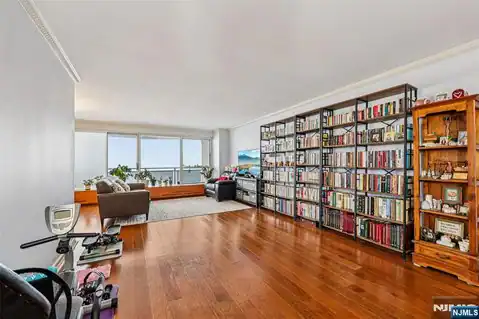 2077 Center Avenue 20J, Fort Lee, NJ 07024 — photo 4