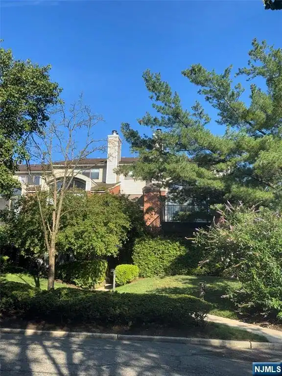 10 Wadsworth Court, Teaneck, NJ 07666