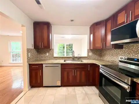 555 Ridge Lane, Fort Lee, NJ 07024 — photo 12