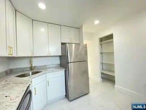 21 Livingston Avenue 2nd fl, Lyndhurst, NJ 07071 — photo 10