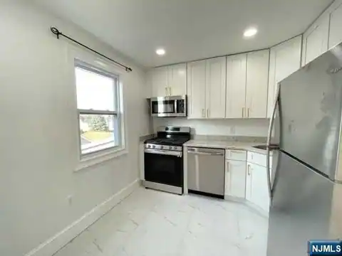 21 Livingston Avenue 2nd fl, Lyndhurst, NJ 07071 — photo 11