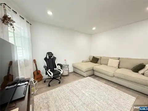 21 Livingston Avenue 2nd fl, Lyndhurst, NJ 07071 — photo 4