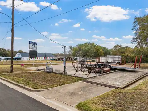 312 E Columbus Street, West, TX 76691 — photo 5