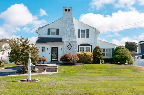 53 Mowbray Avenue, Bay Shore, NY 11706 — photo 2